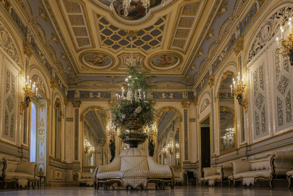 rococo room - Grand Boudoir Luxurious ornate room in Valencia with exquisite decor and chandeliers.