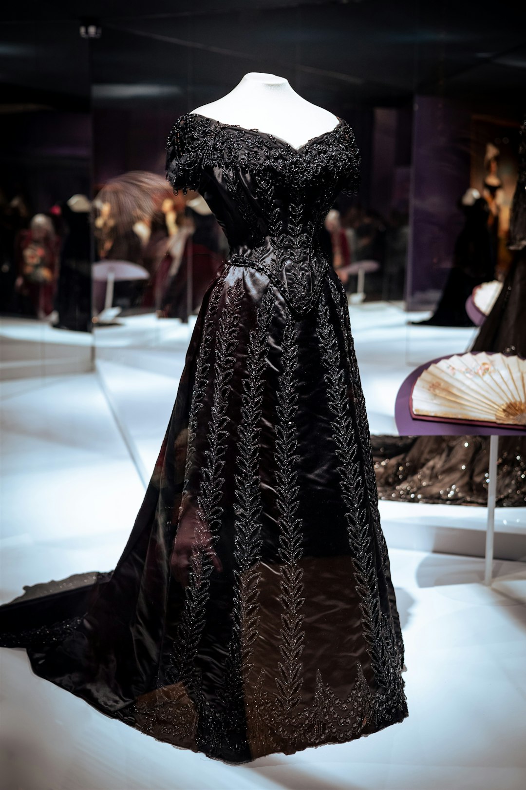 photo 1735941724160 78d8ad8ccff1 - Grand Boudoir Why Gothic Victorian Wedding Dresses Are the Dark Romance You Need