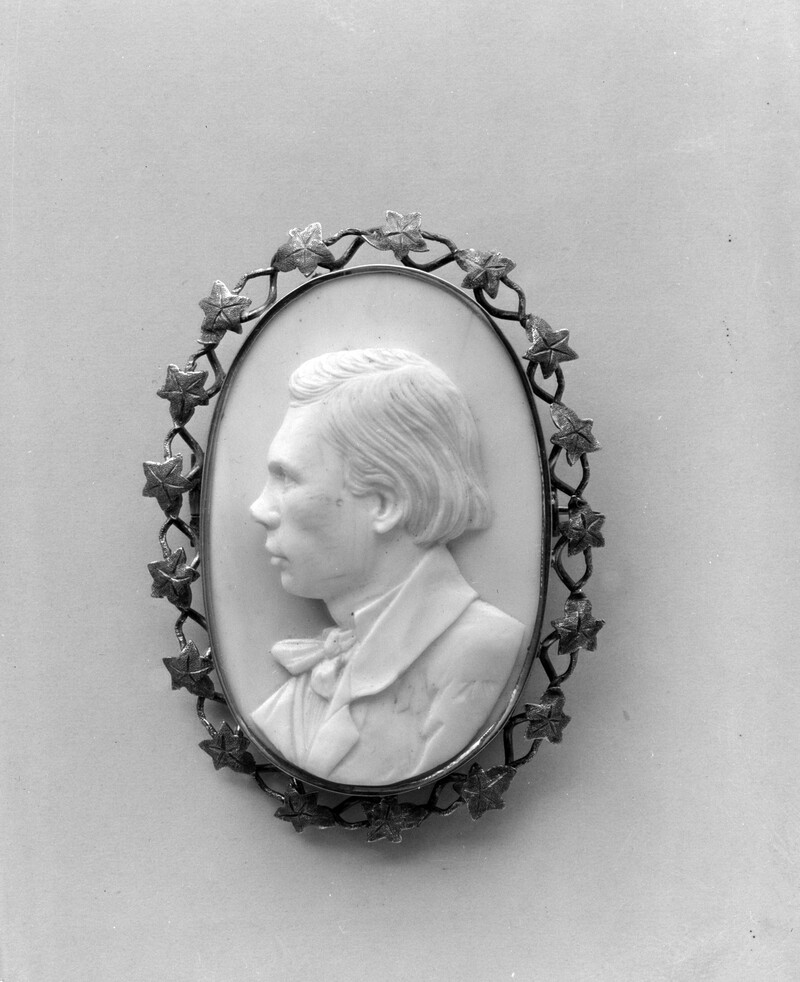 Victorian Brooch: A Tiny Jewel That Tells a Grand Story