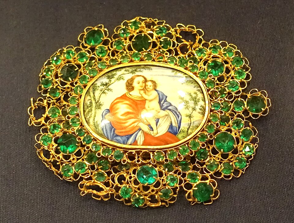 Discover the hidden stories behind Victorian filigree brooches—tiny metal masterpieces that reveal far more than meets the eye.