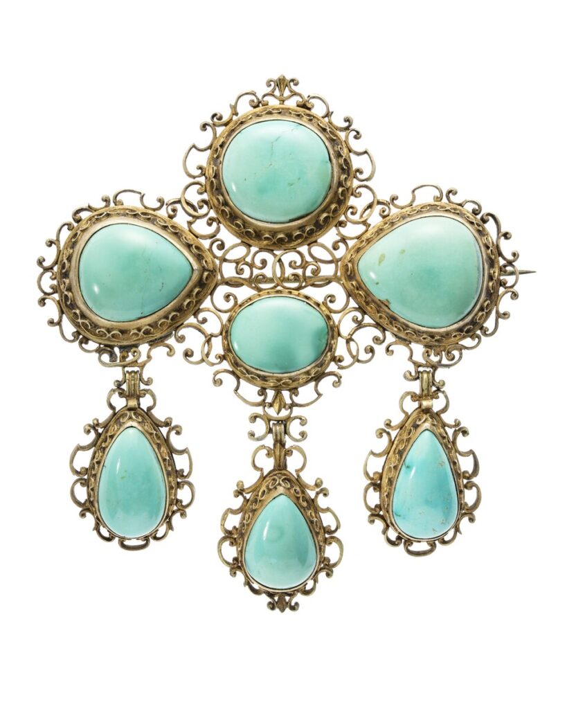 Brosch av forgylld silver med turkoser 1800 tal Hallwylska museet 110496.tif - Grand Boudoir Discover the secrets hidden in a Victorian turquoise brooch—romance, status, and symbolism captured in a single, luminous blue gem.