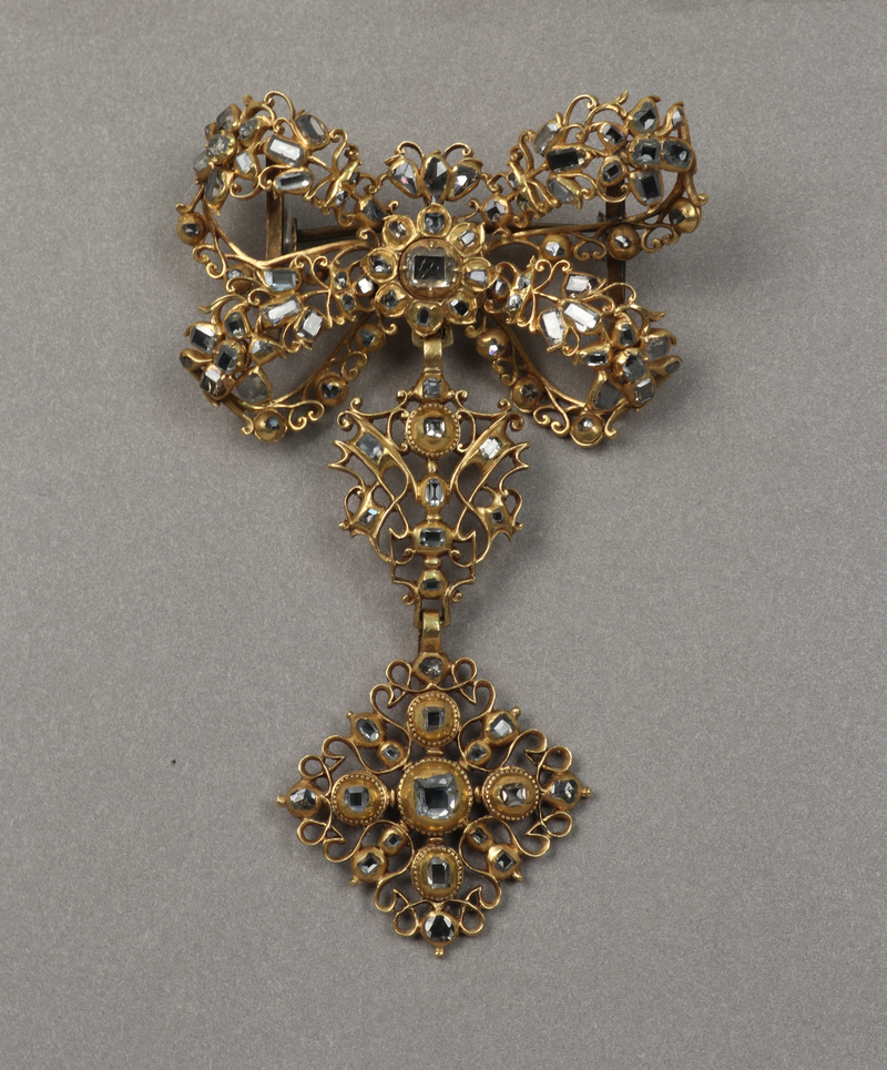 Victorian Brooch: A Tiny Jewel That Tells a Grand Story