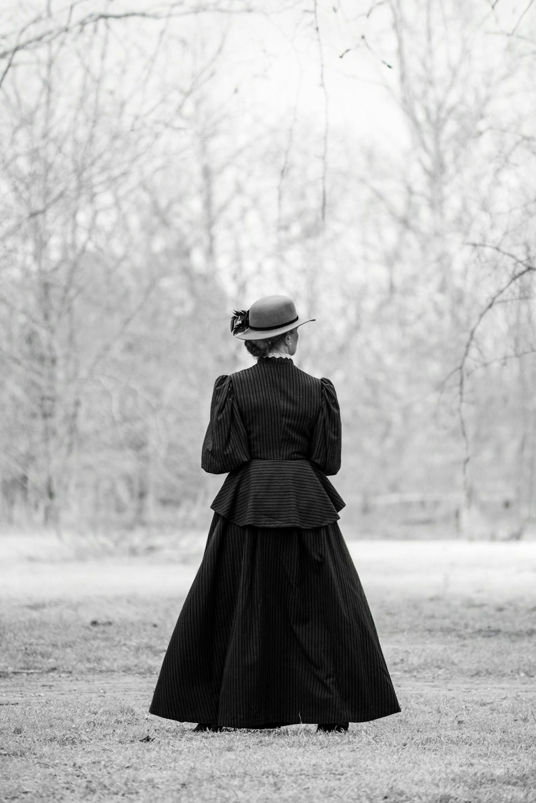 photo 1746104718497 fd813cb8c476 - Grand Boudoir Victorian Skirts: Fashion, Femininity, and the Architecture of Dress