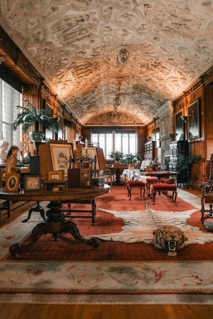 photo 1688584270451 a0e8fe6df4e6 1 - Grand Boudoir Explore Empire style interior design, from rich textiles to classical motifs, and learn how to bring subtle Napoleonic grandeur into modern living spaces.