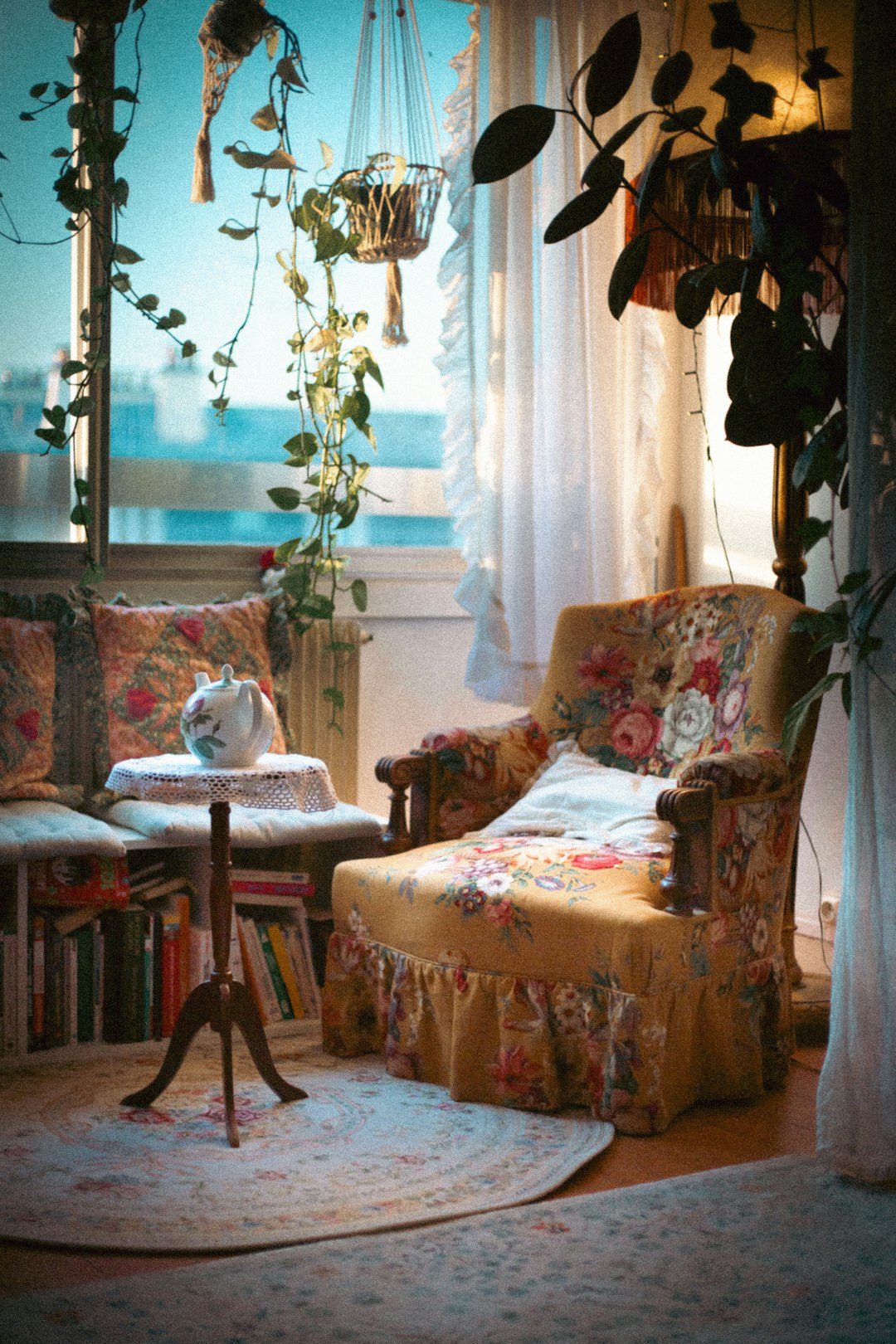 photo 1731060458043 14bad97ef745 - Grand Boudoir A living room filled with furniture and a window