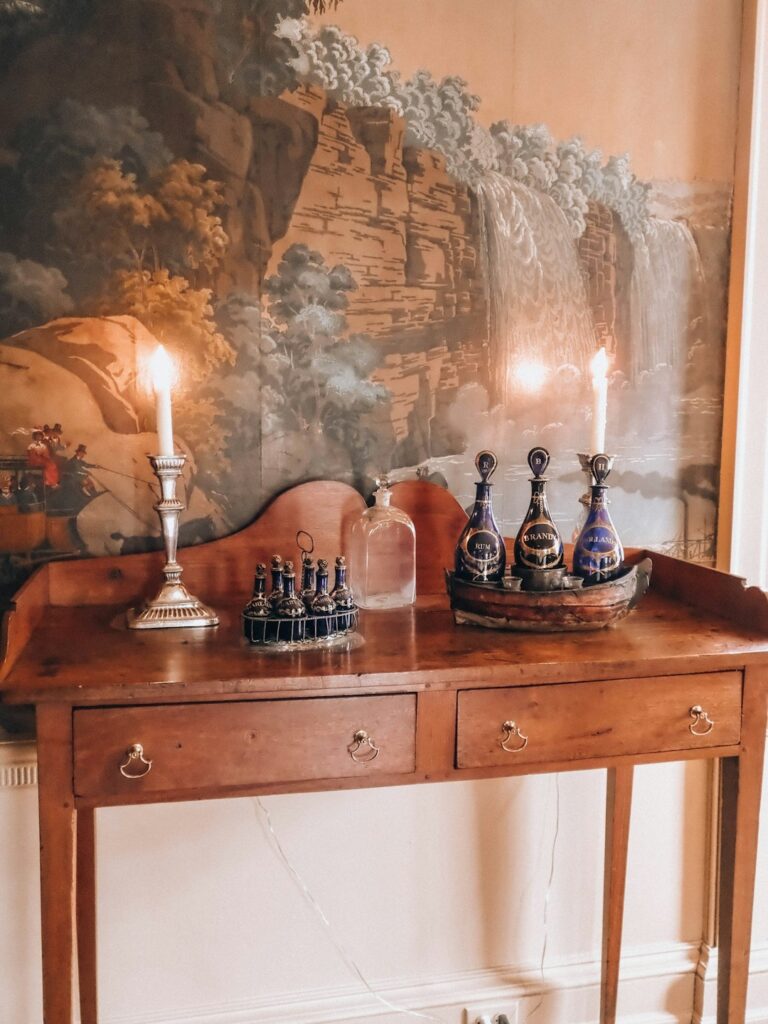 photo 1780245992946 48abebc958bb - Grand Boudoir Console table ideas that elevate every corner of your home