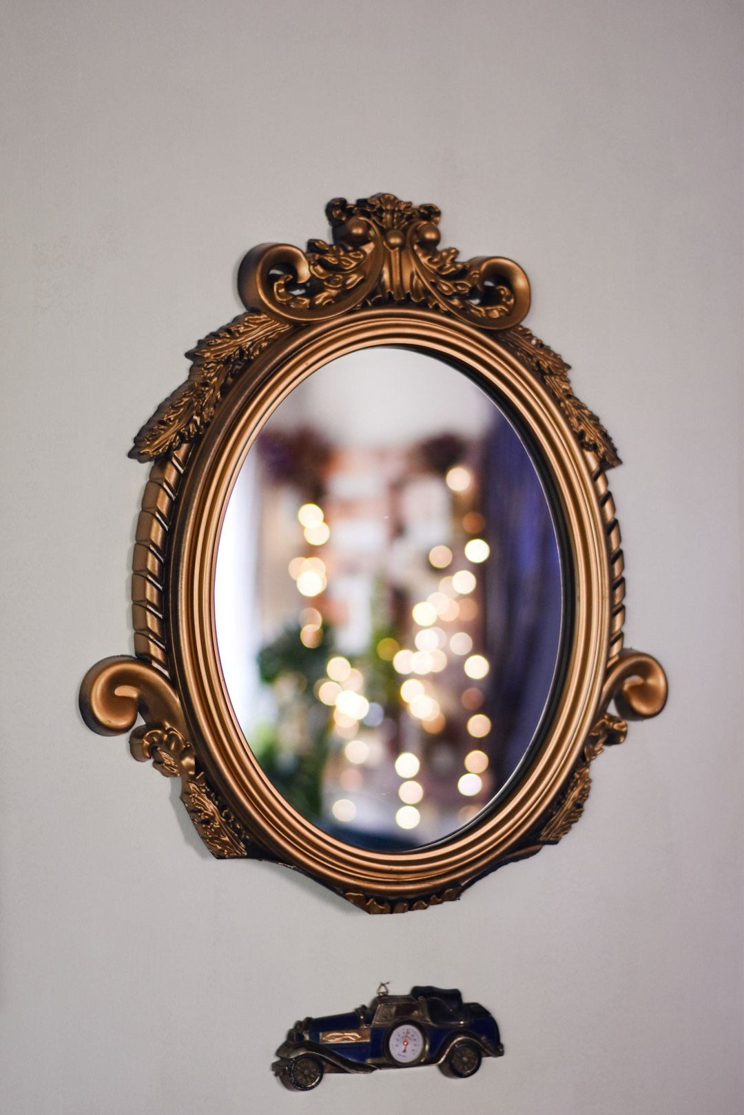 photo 1784630165338 ad6198fdb279 - Grand Boudoir Gold ornate mirror ideas to elevate timeless interior style