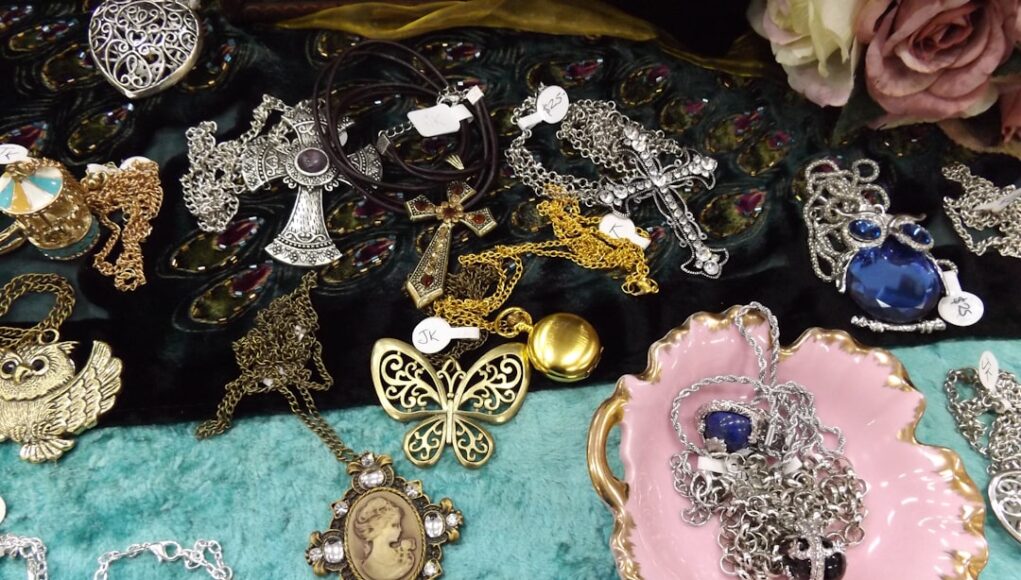 Unlocking Victorian Jewelry: Hidden Meanings Behind Antique Glamour
