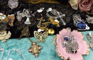 Unlocking Victorian Jewelry: Hidden Meanings Behind Antique Glamour Unlocking Victorian Jewelry: Hidden Meanings Behind Antique Glamour