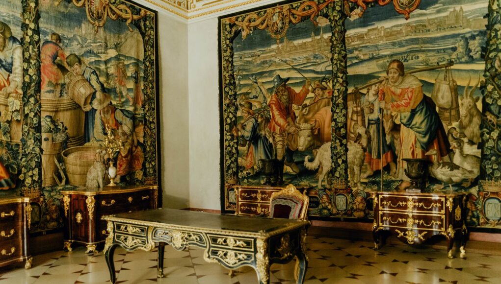 Rococo Furniture and the Intimate Theater of Grand Boudoirs Rococo Furniture and the Intimate Theater of Grand Boudoirs